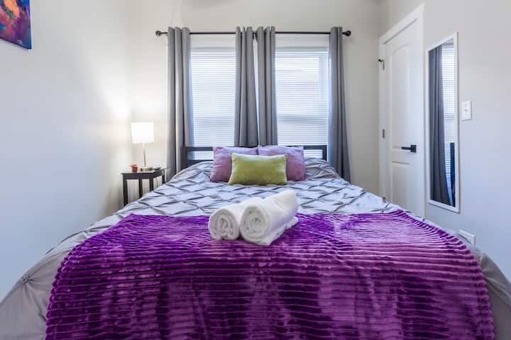 Disfruta de la cama Queen en la "habitación púrpura"