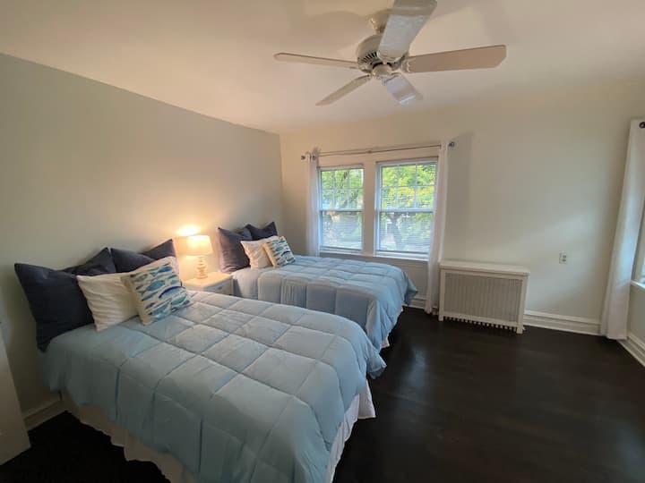 Ტბის ოთახი 1 საწოლით ან 2 ორსაწოლიანი საწოლით. 