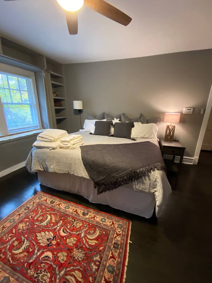 Კომოდორეს ოთახი 193 × 203 სმ ან 2 ორსაწოლიანი საწოლი.