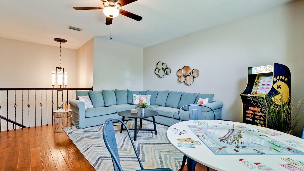 在我们的阁楼游戏室玩耍、竞争和留下美好的回忆吧！ 乐趣始终在日程上。 这张沙发也可变成一张床，提供额外的睡眠空间！ 