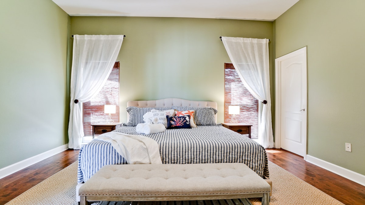 Kick off your shoes and sink into the comfy bed in our relaxed bedroom.
