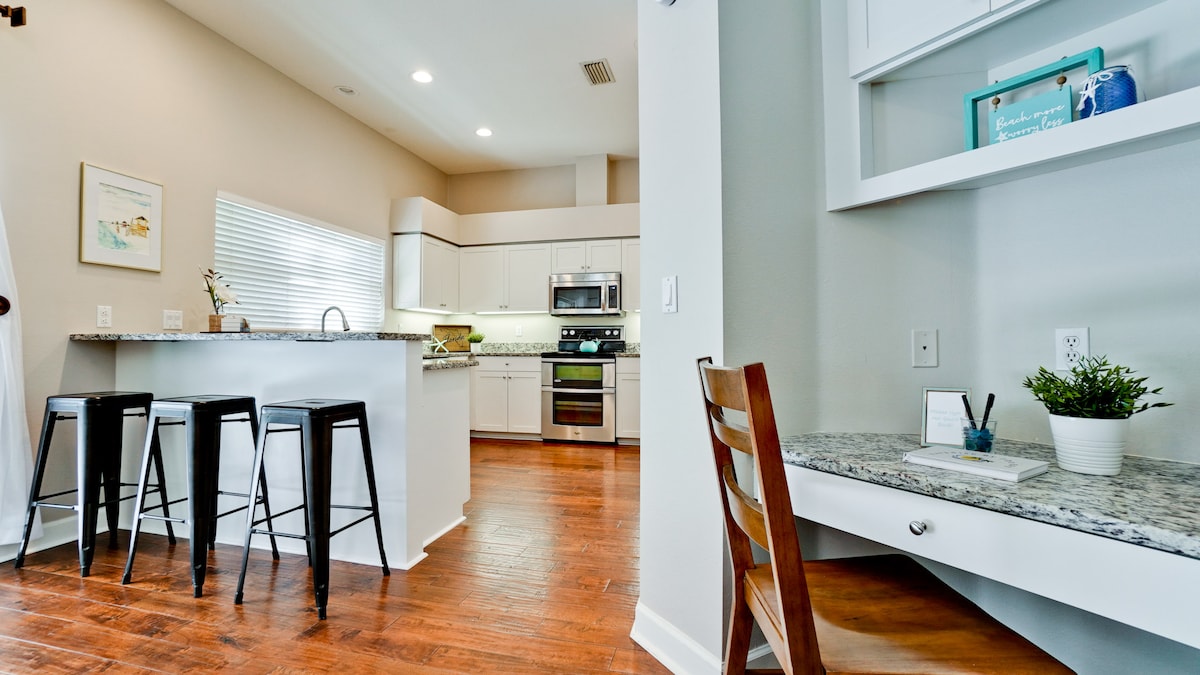Luxury 4BR | Private Screened Pool | Near AMI – Photo 10