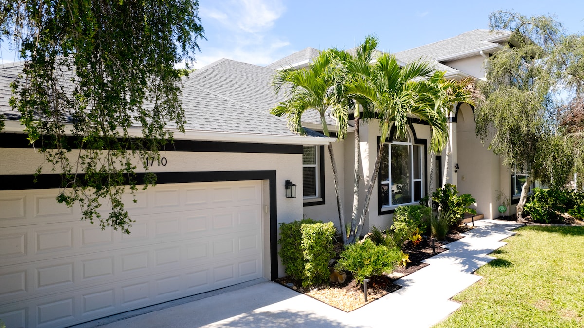Luxury 4BR | Private Screened Pool | Near AMI – Photo 7