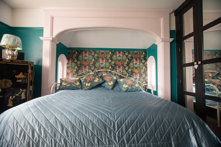 سرير سوبر كينغ مع مرتبة من نوع Tempur