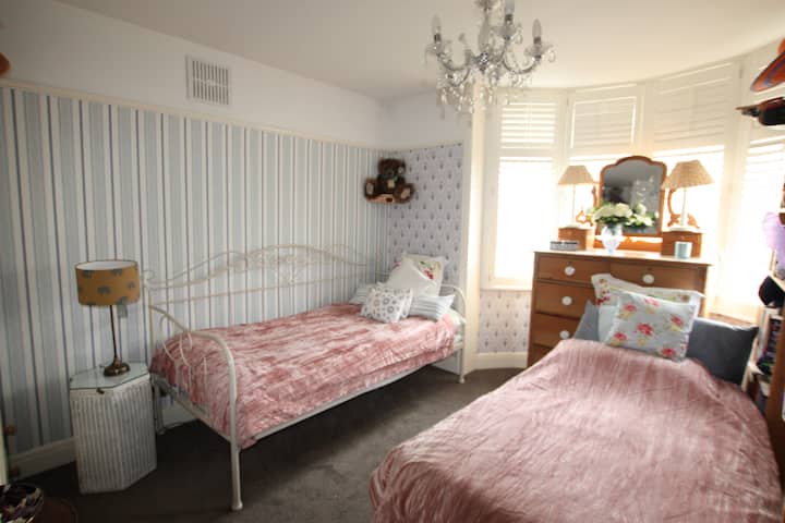 غرفة نوم كبيرة تتسع لـ 3 أشخاص بالغين بشكل مريح