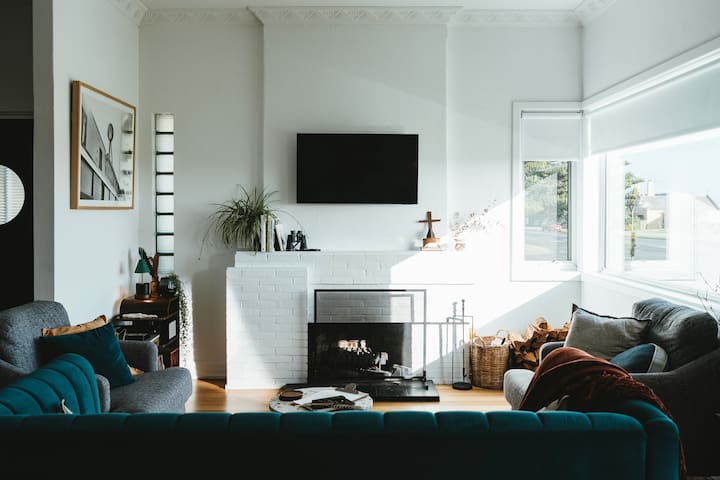 Luxury & Location – CBD, Beach, Train & Hospital