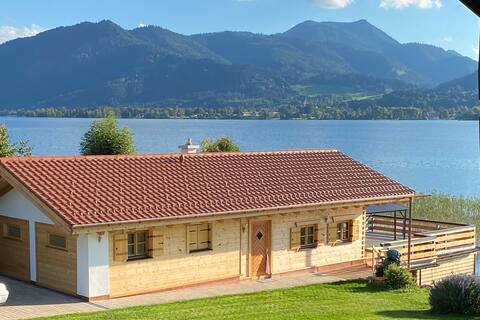 The lake house *best location with private jetty*