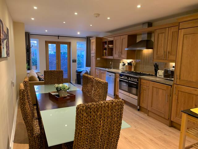 Notting Hill 3BR Townhouse w/garden & roof terrace gallery image 3