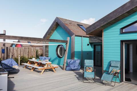 Luxury 2-Bed Beach House, Hot Tub, Sauna, Beach