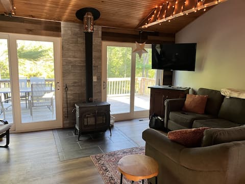 Top Airbnb: Elevated 4-Season home - Mtn Views +A/C + Firepit in Bethel / Sunday River