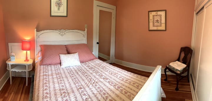 Izba pre hostí č.2, ružová izba s dvojlôžkom.  