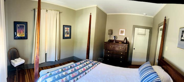 Izba pre hostí 1, modrá izba.  