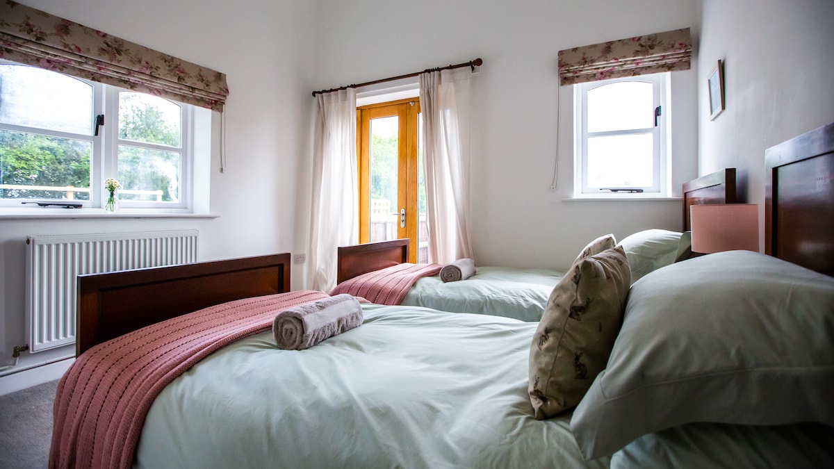 Chumba cha kulala cha ghorofa ya chini kilicho na vitanda viwili