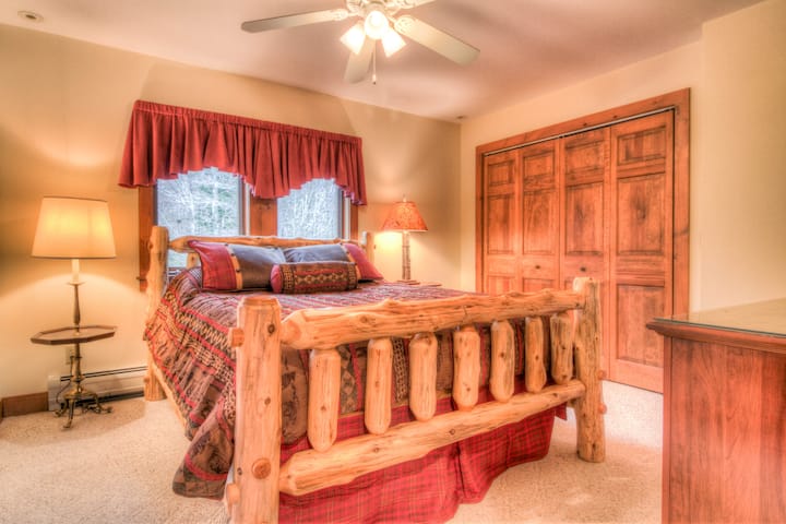 Camera da letto #4. Casa principale, secondo piano. Letto matrimoniale.