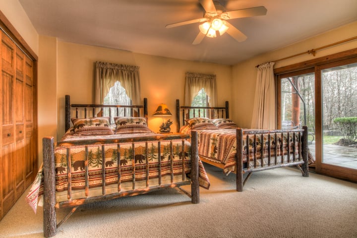 Camera da letto #6. Casa principale, piano inferiore. Letto matrimoniale, bagno privato, accesso privato all'aperto.