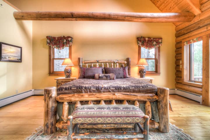 Camera #1. Master, en-suite. Casa principale, piano principale, letto king-size. Balcone privato.