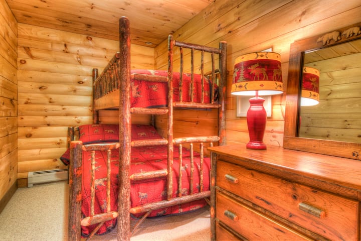 Camera da letto #5. Casa principale, secondo piano. Letto a castello, a due piazze.