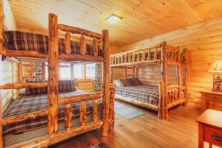 Camera da letto #8. Casa principale, piano inferiore. 2 letti a castello. Queen over Queen. Accesso privato all'aperto.