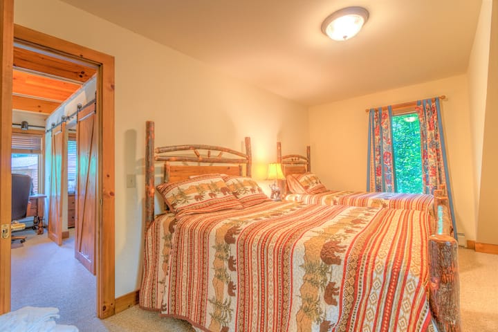 Camera da letto #10. Pensione, secondo piano. Letto matrimoniale e letto a una piazza e mezza.