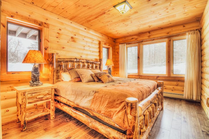 Camera da letto #7. Casa principale, piano inferiore. Letto matrimoniale grande.