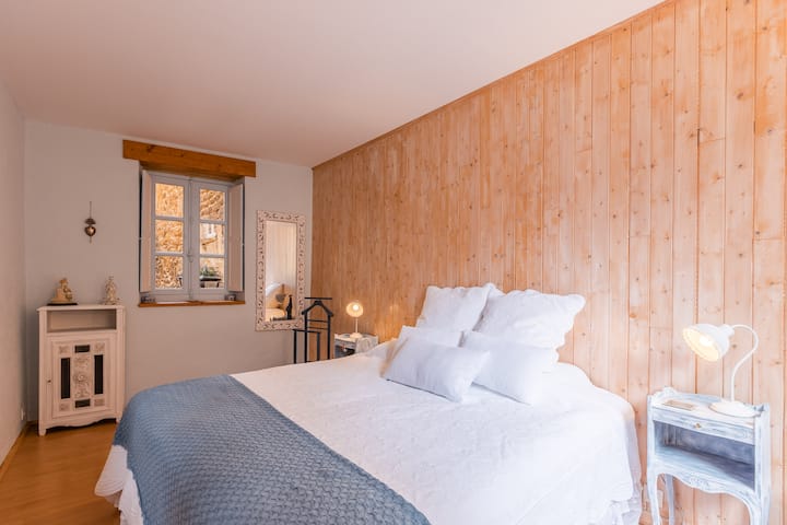 Chumba tofauti cha kulala chenye mwonekano wa barabara ya zamani yenye taa kutoka dirisha moja na ua wa Kirumi kutoka dirisha jingine.  Kitanda cha ukubwa wa kifalme.  Kabati la viatu na nguo za kuning 'inia liko sebuleni.