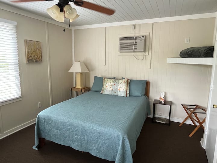 Room 1 - Floral Room - Table Rock State Park, Pickens