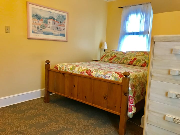 Брачен кревет (широк 150-179 см) на горниот кат од 