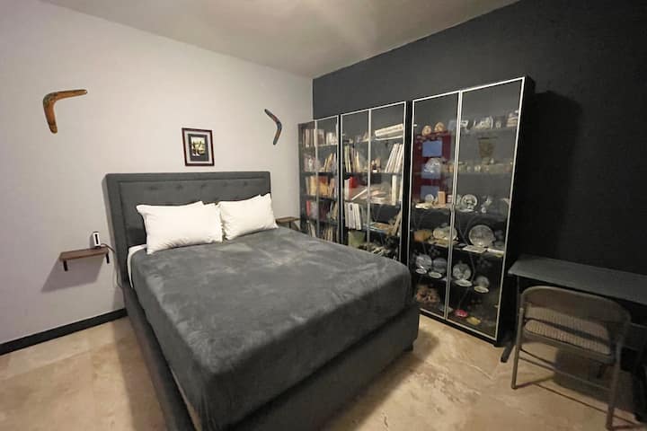 ห้องนอนที่ 3 มีเตียงควีนไซส์ ที่นอนสบายมาก เครื่องปรับอากาศ พื้นที่นั่งเล่น ตู้เสื้อผ้าพร้อมที่เก็บของ 