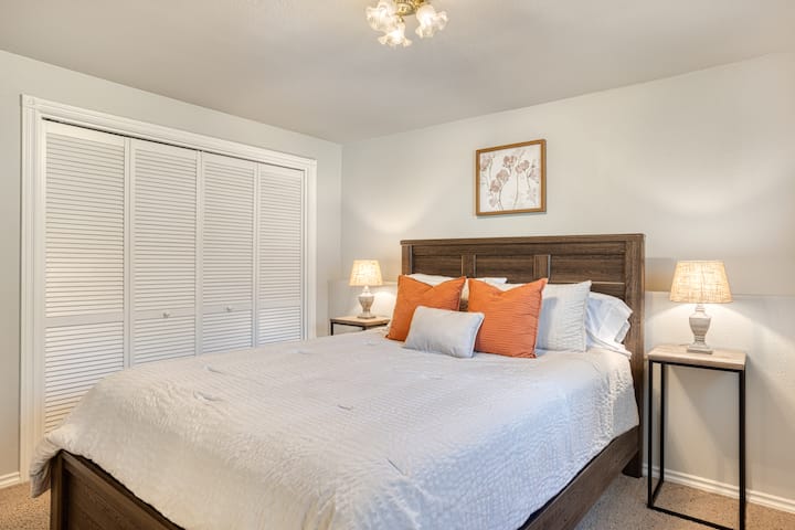 Comodidad moderna: disfruta de un dormitorio elegante y contemporáneo con un amplio espacio de almacenamiento y un ambiente acogedor, perfecto para recargar después de un largo día.