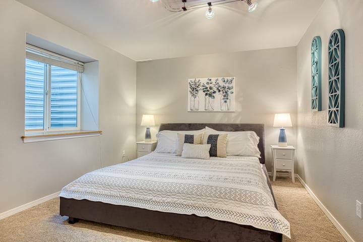 Dormitorio tamaño king en planta baja con baño privado completo y vestidor