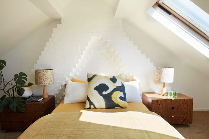 Очарователната таванска спалня. Събудете се сред свежо френско спално бельо и вдигнете щорите на най - мечтаната сутрешна слънчева светлина