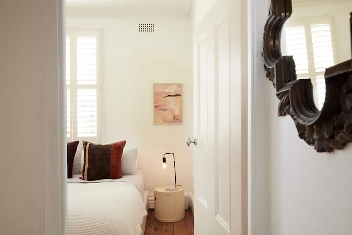 Спалнята на първия етаж. Удобно и плюшено двойно легло с свежо френско спално бельо и телевизор, монтиран на стената