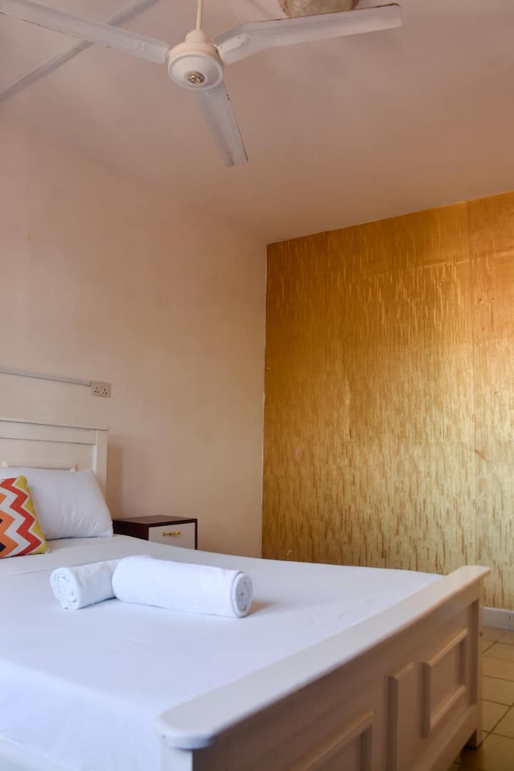 Dormitorio de la planta baja con ventilador