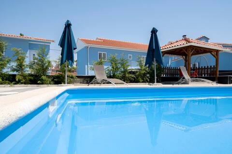 One-bedroom apartment with private parking