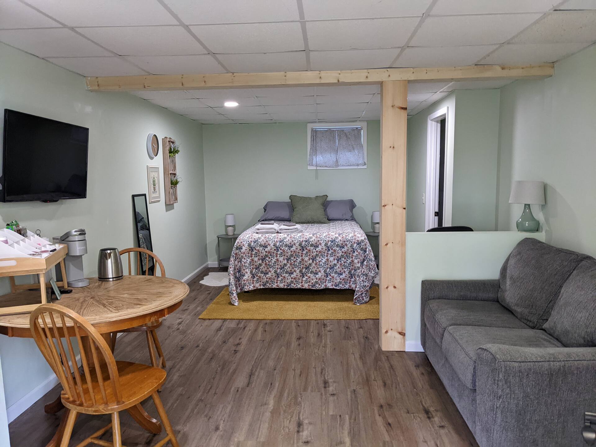 Private Entrance Suite Close to VT