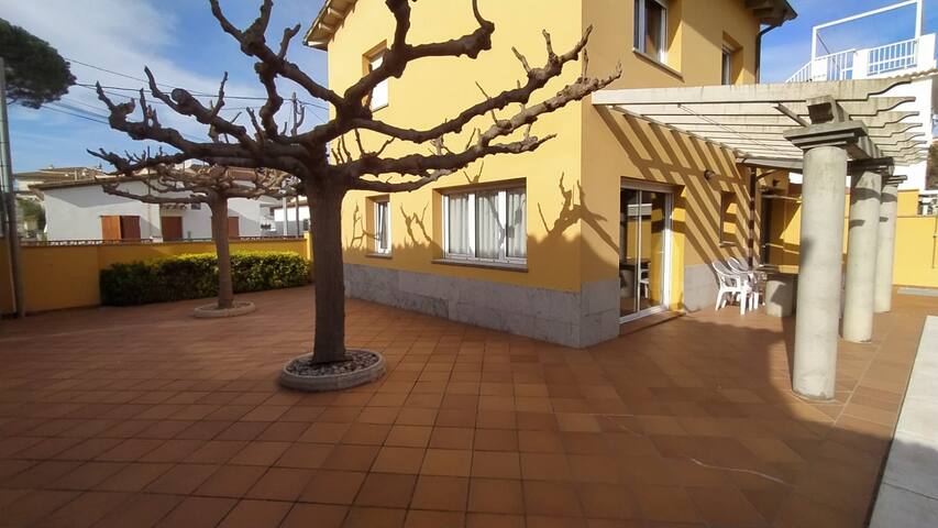 Magnolia l’Escala 2, casa con piscina y barbacoa gallery image 3