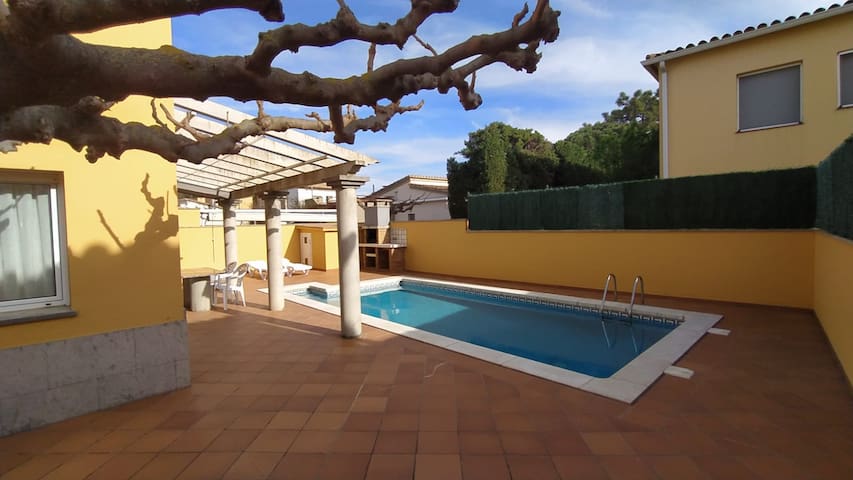 Magnolia l’Escala 2, casa con piscina y barbacoa gallery image 2