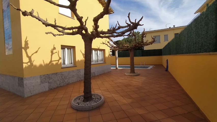 Magnolia l’Escala 2, casa con piscina y barbacoa gallery image 4