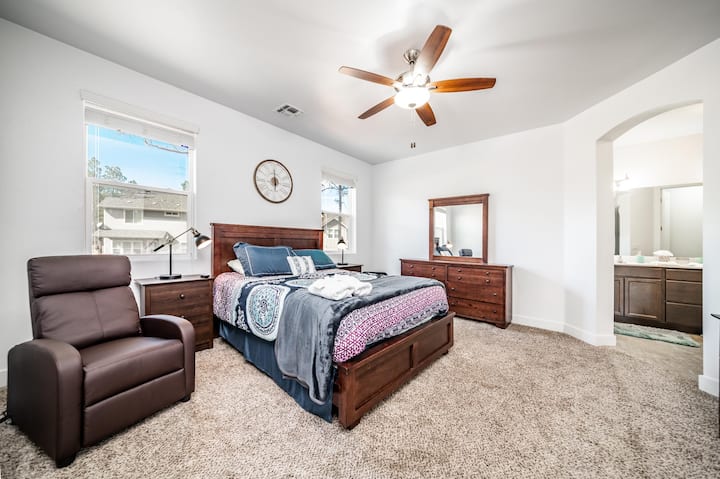 Обиколката на куќата ја завршуваме со нашата прекрасна главна спална соба. Нашиот брачен кревет (широк 150-179 см) гарантира добар ноќен одмор! Седнете на нашиот стол за читање масажа и опуштете се!