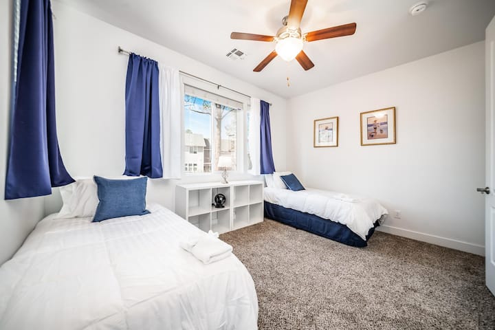 До вториот и последниот кат или до нашиот имот, ја имаме третата гостинска спална соба со два кревета со една големина. Оваа спална соба е совршена за помладите членови на вашата група, нудејќи им многу простор за играње игри!