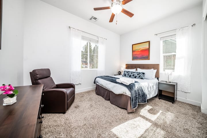 Првата спална соба се наоѓа на главниот кат, блиску до влезот и има удобен брачен кревет (широк 150-179 см), тавански вентилатор, простран плакар и сопствен стол за читање масажа!