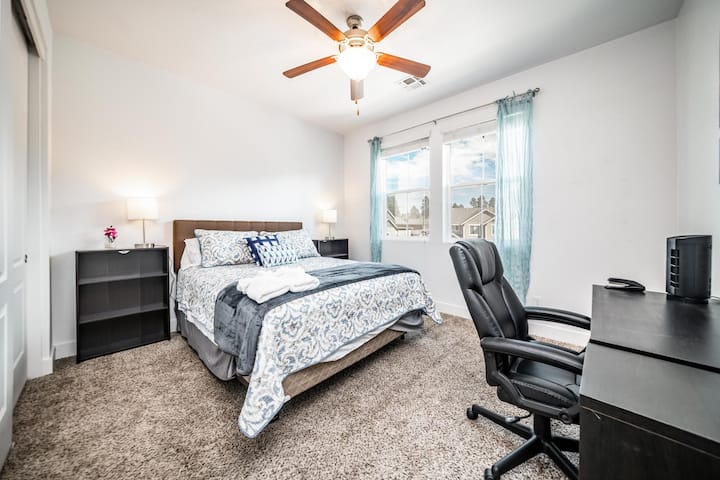 Втората гостинска спална соба, која се наоѓа на првиот кат, има удобен брачен кревет (широк 150-179 см), тавански вентилатор, плакар и сопствен простор погоден за работа со лаптоп, совршен за секој кој работи од дома!