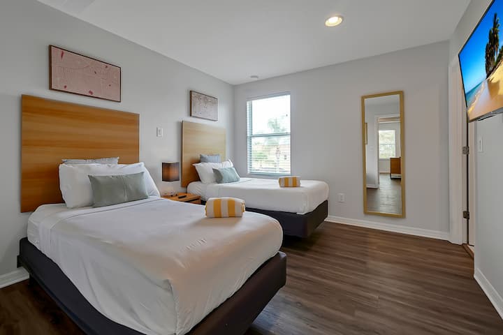 Táto útulná izba s dvoma oddelenými posteľami je ideálna na dobrý spánok po dni plnom dobrodružstiev. Rovnako ako každý dovolenkový príbeh je iný, v každej z našich jednotiek nájdete trochu jedinečného štýlu s rôznymi farbami na stene a čelami.
