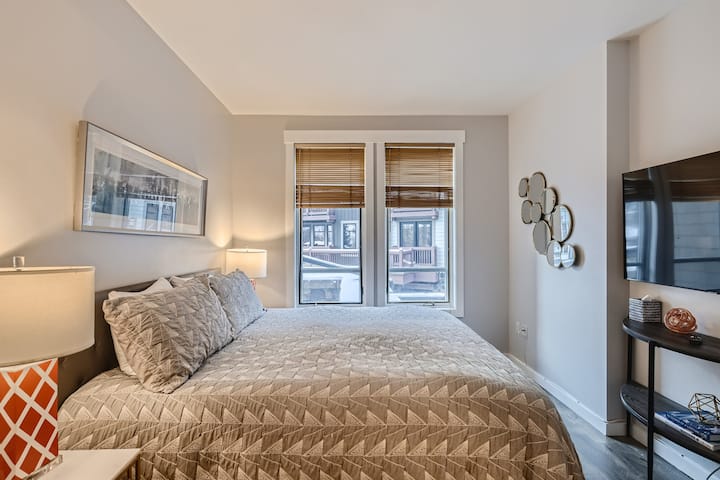 سرير بحجم كبير في غرفة النوم الرئيسية