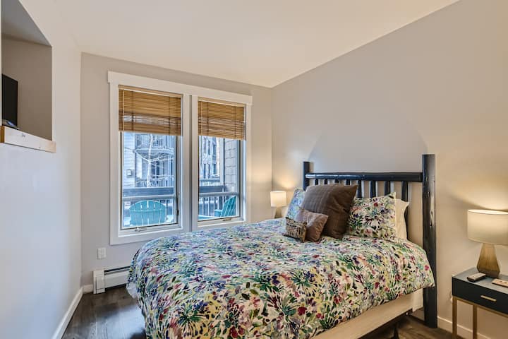 سرير بحجم كوين في غرفة النوم الثانية