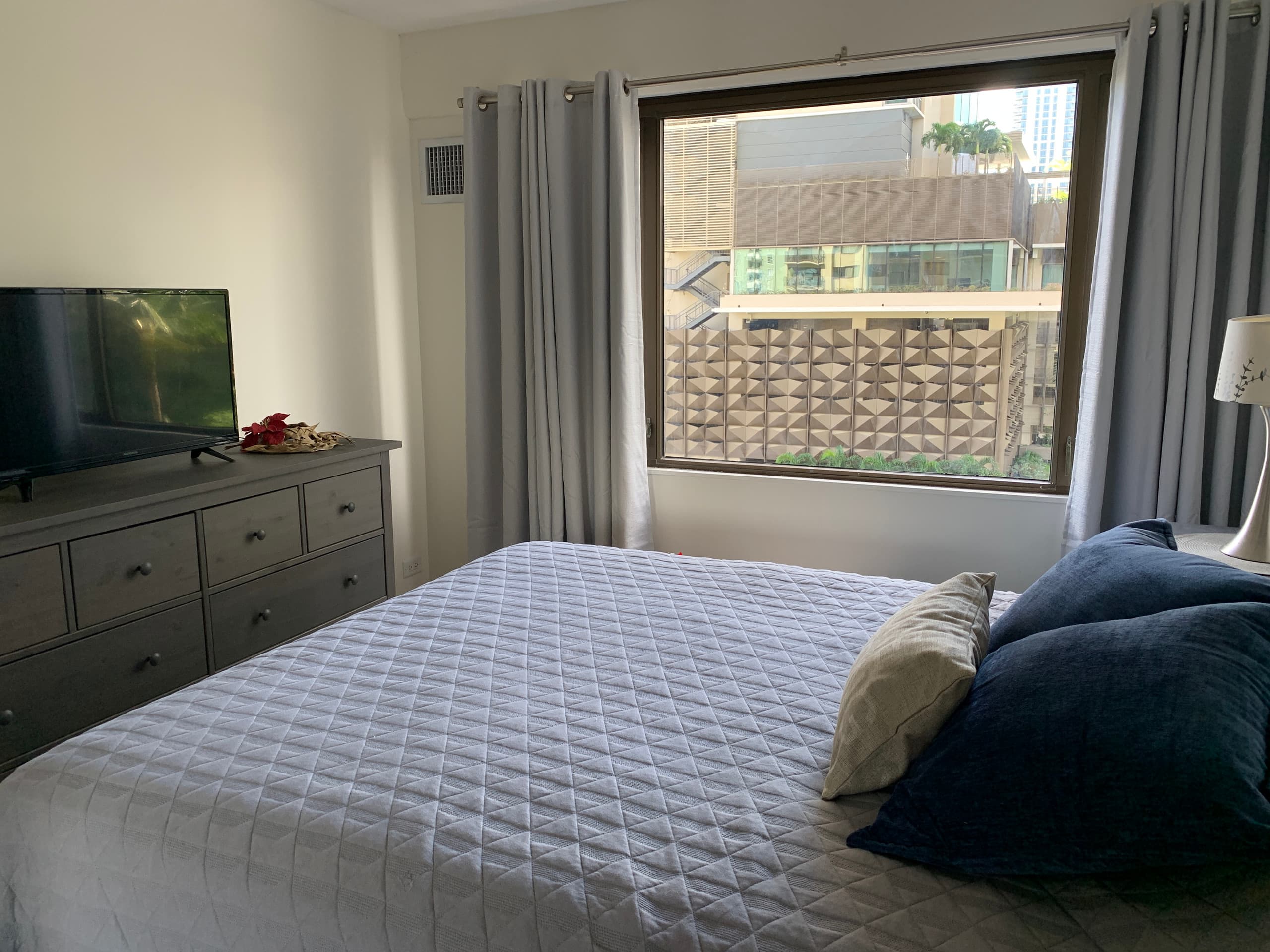 Condo in Honolulu · ★4.93 · 1 bedroom · 3 beds · 1 private bath - Image 3