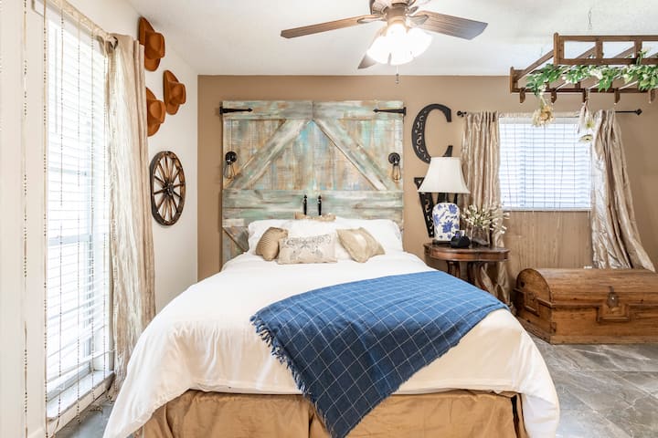 الجناح الغربي الساحر في الريف. الذوق الغربي مع التلفزيون والغسيل 