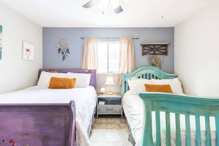 جناح صائد الأحلام الغامض مع أسرّة بحجم كوين وكامل الحجم