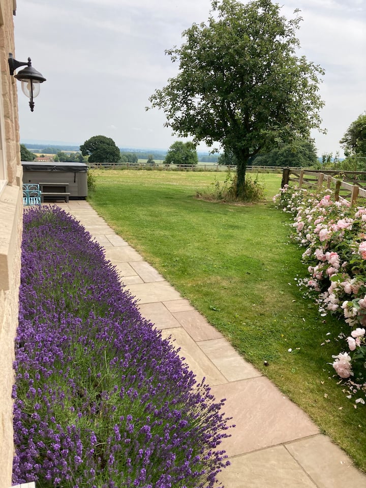 Luxury 3 bedroom house hot tub & amazing view! Houses for Rent in