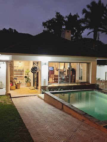 Beautiful Cape Town spot w/ a bright & happy feel! gallery image 3